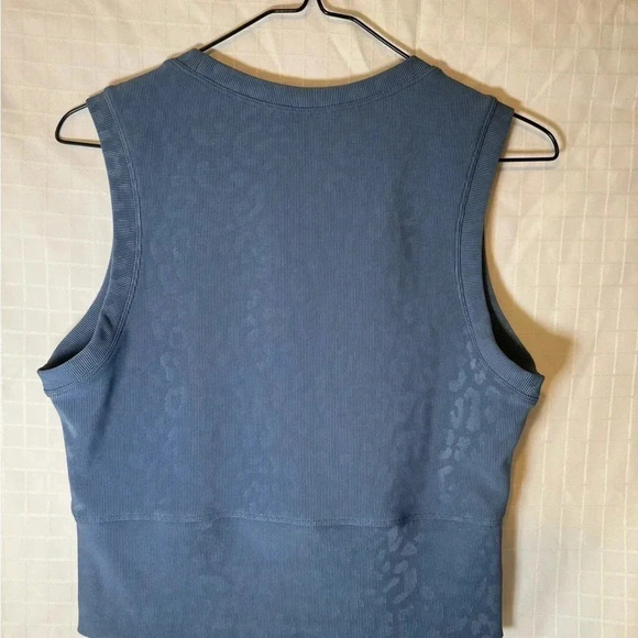 Women’s move theory, size extra large, cropped, athletic tank, blue leopard - Picture 3 of 3